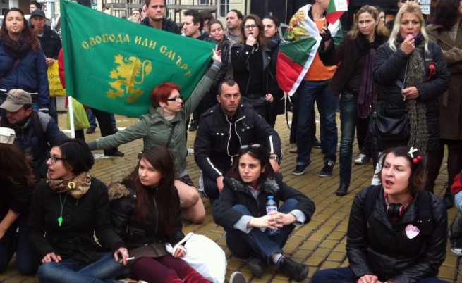 Студентите окупираха Парламента, безредици в центъра на София