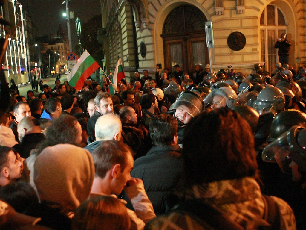 Полицията и жандармерията нахлуха на площада пред Парламента с щитове и шлемове, като първо разшириха охраняемия периметър, а после опразниха целия площад.