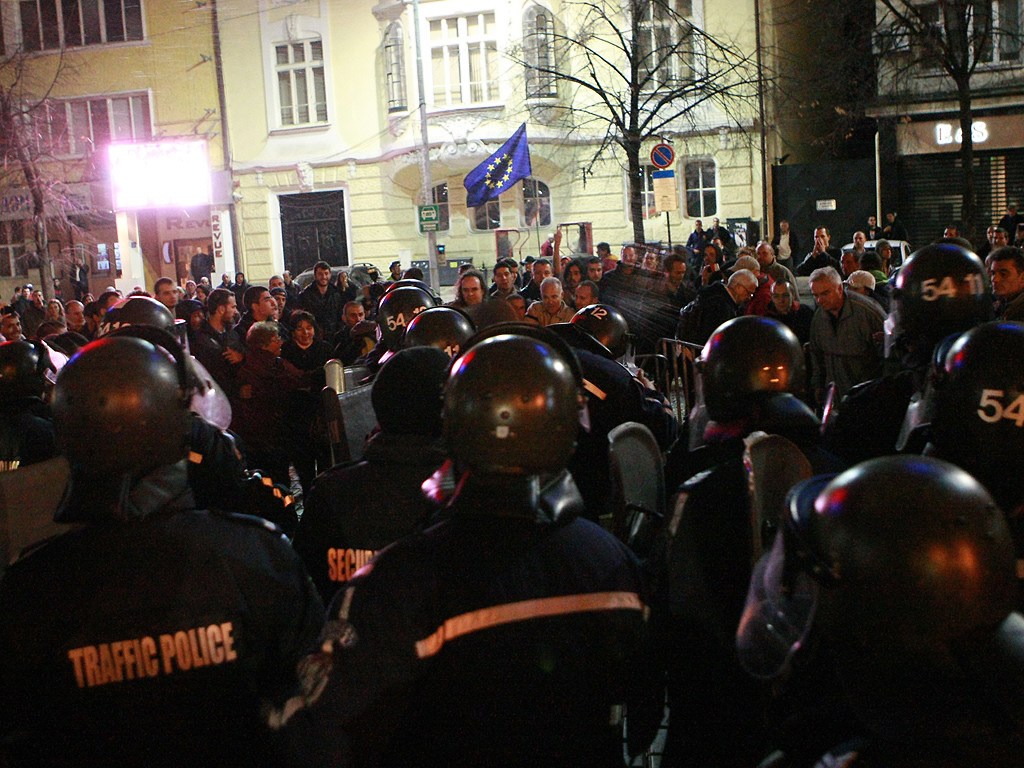 Полицията и жандармерията нахлуха на площада пред Парламента с щитове и шлемове, като първо разшириха охраняемия периметър, а после опразниха целия площад.