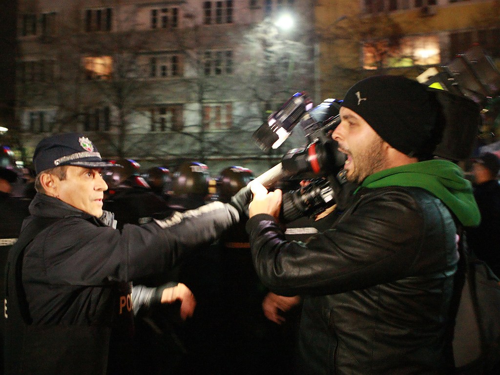 Полицията и жандармерията нахлуха на площада пред Парламента с щитове и шлемове, като първо разшириха охраняемия периметър, а после опразниха целия площад.