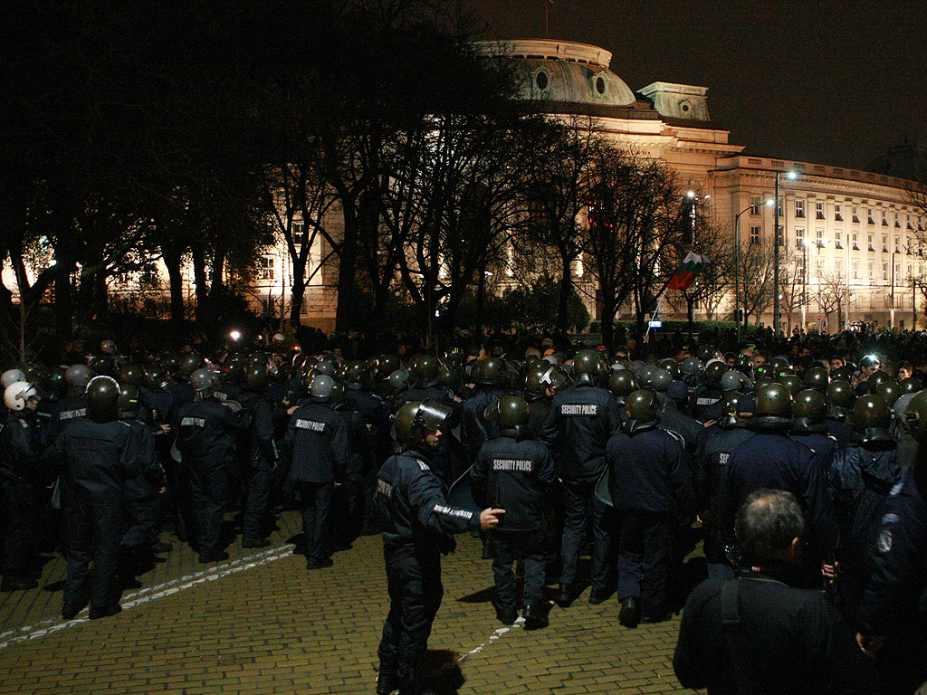 Полицията и жандармерията нахлуха на площада пред Парламента с щитове и шлемове, като първо разшириха охраняемия периметър, а после опразниха целия площад.