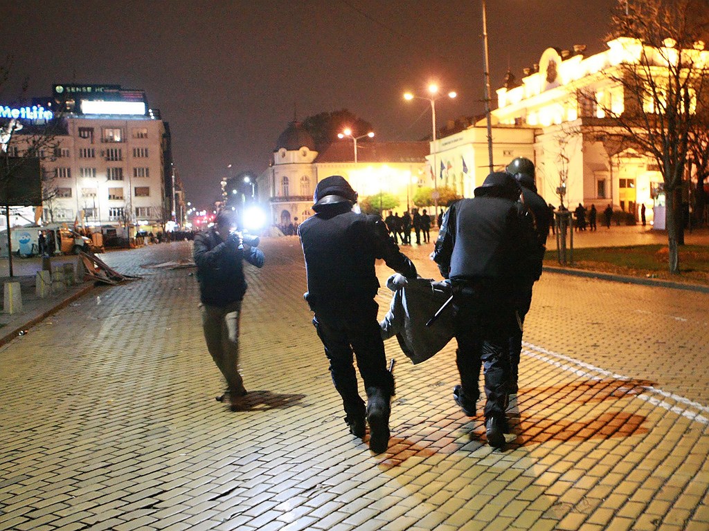 Полицията и жандармерията нахлуха на площада пред Парламента с щитове и шлемове, като първо разшириха охраняемия периметър, а после опразниха целия площад.