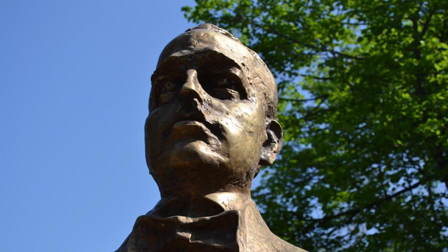 На снимката: бюст-паметник на Димитър Пешев в градинката на църквата "Св. Георги" в София