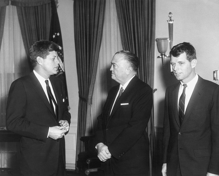 На 22 ноември 1963 г. президентът на САЩ Джон Ф. Кенеди е смъртоносно прострелян, докато кортежът му минава по "Дийли плаза" в Далас, щата Тексас. 

За убийството му е обвинен Лий Харви Осуалд. Два дни след убийството на Кенеди обаче е застрелян и самият Осуалд. 

Убиецът му - Джак Руби, е осъден на смърт. Руби обжалва наказанието си, но докато чака ново разглеждане на делото, се разболява от рак на белите дробове. Умира в затвора на 3 януари 1967 г.