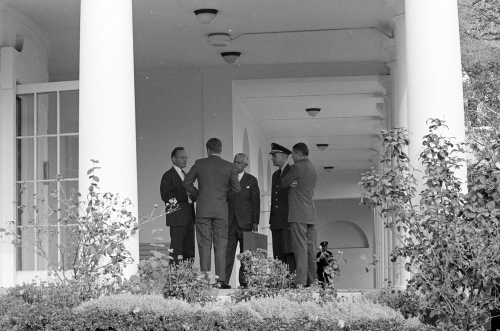 На 22 ноември 1963 г. президентът на САЩ Джон Ф. Кенеди е смъртоносно прострелян, докато кортежът му минава по "Дийли плаза" в Далас, щата Тексас. 

За убийството му е обвинен Лий Харви Осуалд. Два дни след убийството на Кенеди обаче е застрелян и самият Осуалд. 

Убиецът му - Джак Руби, е осъден на смърт. Руби обжалва наказанието си, но докато чака ново разглеждане на делото, се разболява от рак на белите дробове. Умира в затвора на 3 януари 1967 г.