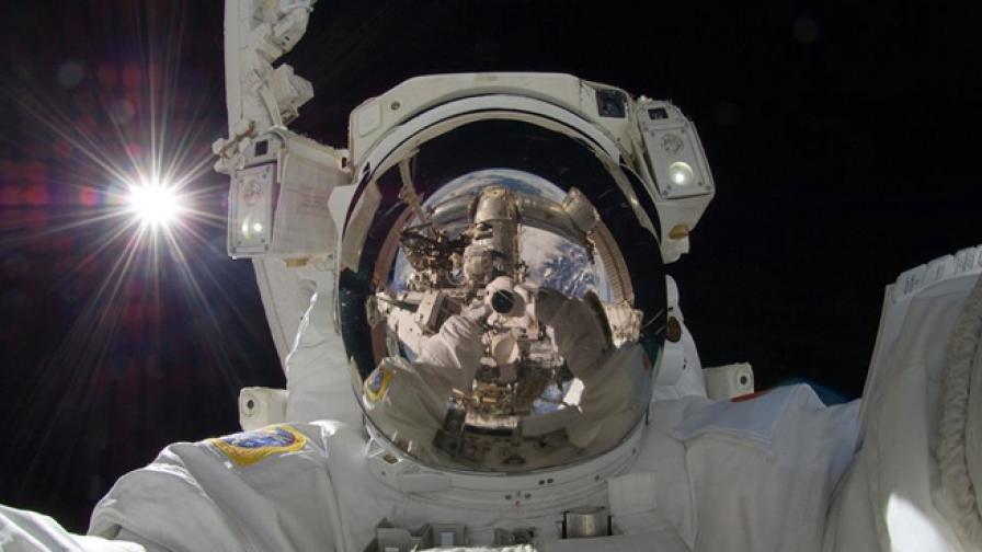 "Селфи" на астронавта Аки Хошиде (Япония)
