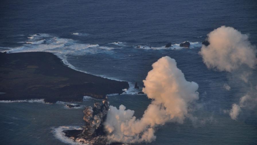Вулкан образува ново островче на 1000 км от Токио