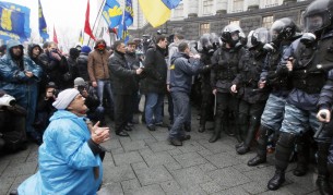 Близо хиляда души протестираха и тази сутринт пред сградата на Министерски съвет