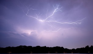 Супер палатка издържа при удар от светкавица