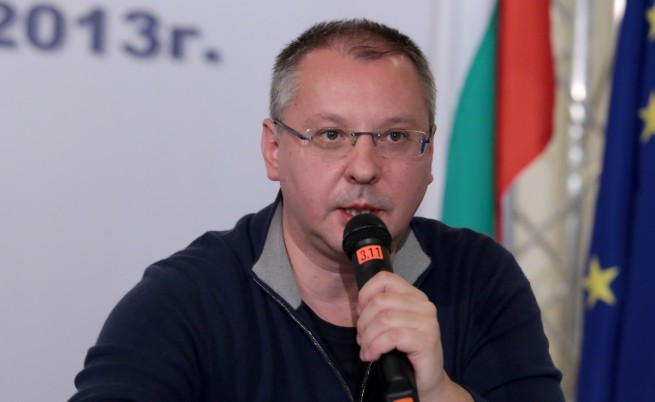 Станишев: Първанов иска да развали къща заради колиба
