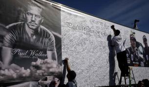 Една година без Пол Уокър, стотици фенове го почетоха