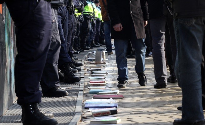 Протестиращи студенти и учители поставиха книги пред НС