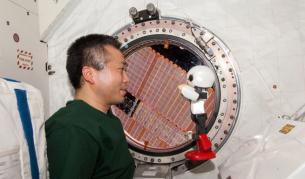 За какво си говорят астронавт и робот в Космоса?