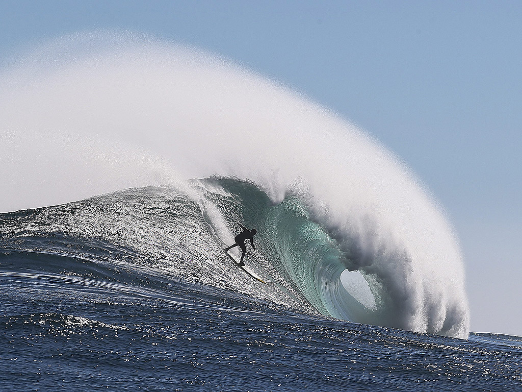Сърфист във водата край риф близо до Кейп Таун, РЮА, на 5 август 2013