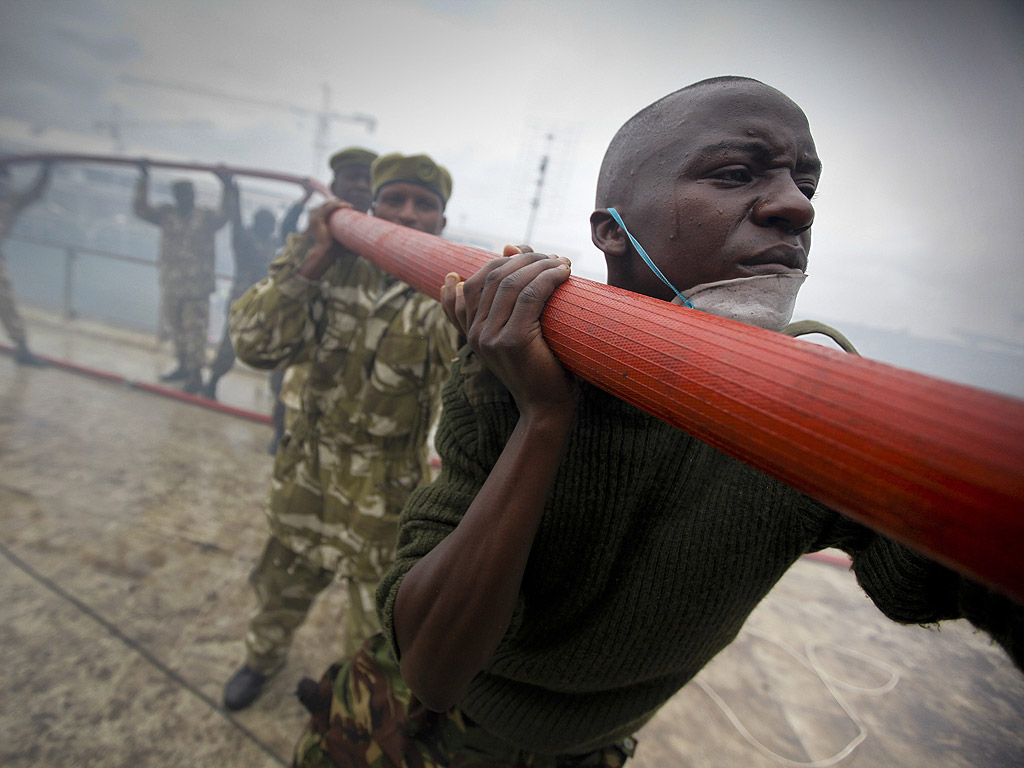 Пожарникари гасят пожара на международното летище в Найроби, Кения, на 7 август. Пламъците погълнаха цял терминал.