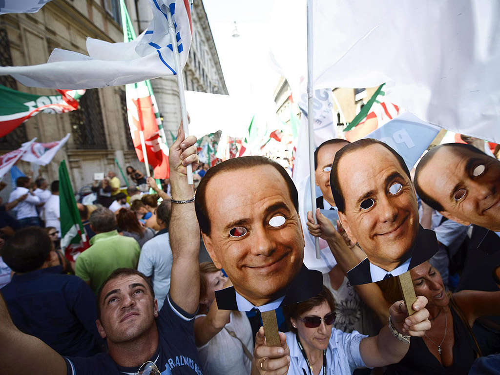 Протест на поддръжници на партията на Силвио Берлускони пред съда в Рим на 4 август, когато магистратите потвърдиха присъдата му за данъчни измами.