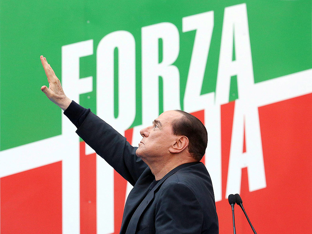 Силвио Берлускони поздравява поддръжниците на партията си „Народ на свободата“ на митинг в Рим, Италия, на 4 август – няколко дни след като Върховният съд потвърди присъдата му за данъчни измами.