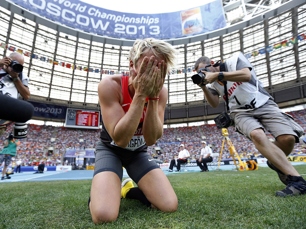 Германката Кристина Обергфьол се радва след победата си на финала в дисциплината хвърляне на копие по веме на Световния шампионат по лека атлетика в Москва, Русия, на 18 август.