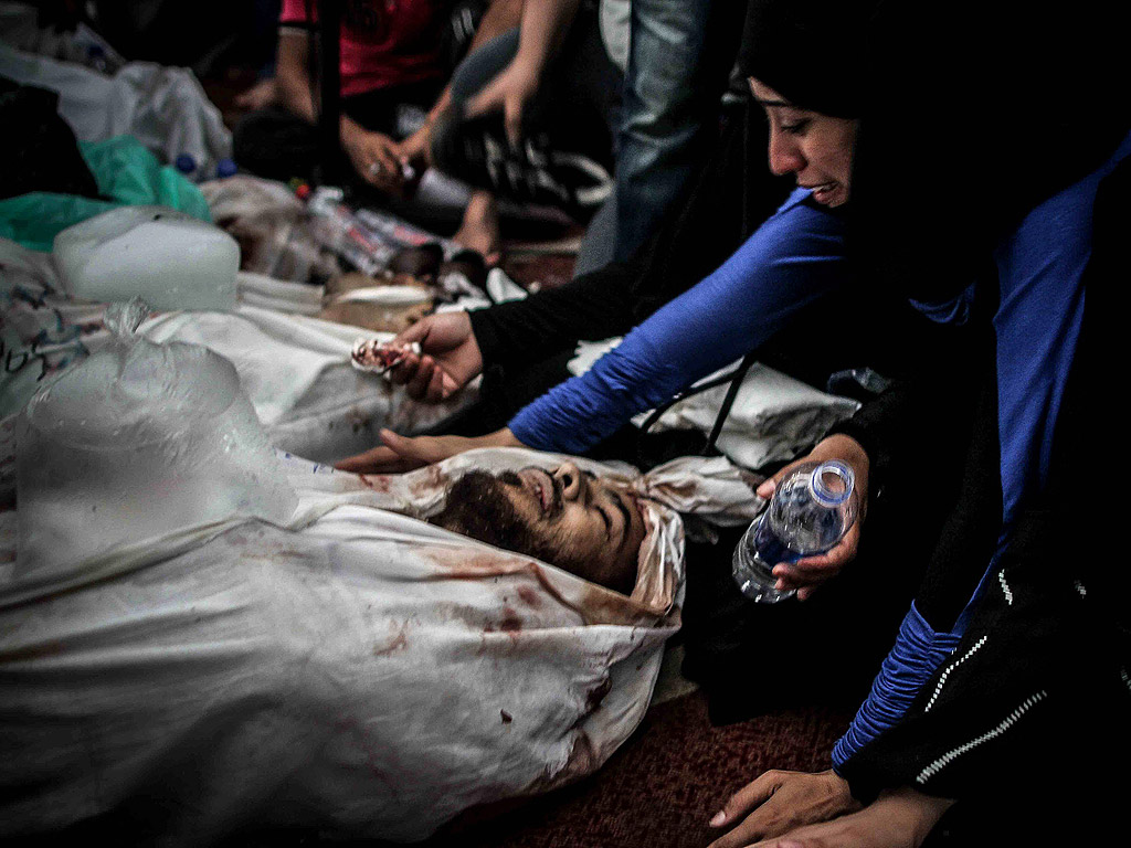 Жена оплаква свой близък в Кайро, Египет, след сблъсъци в джамия на 14 август, при които загинаха над 20 души.