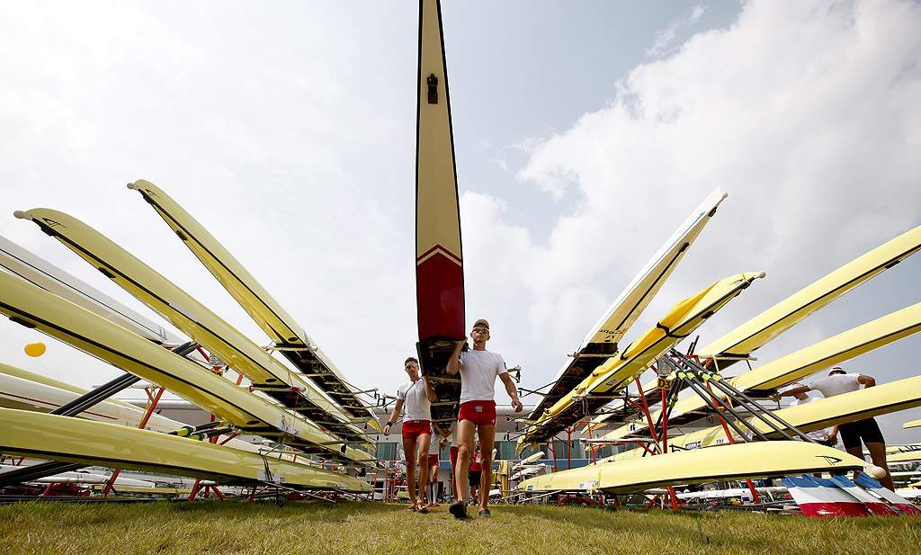 Отборът по гребане на Австралия носи лодката си по време на Световното първенство с Южна Корея на 30 август 2013.