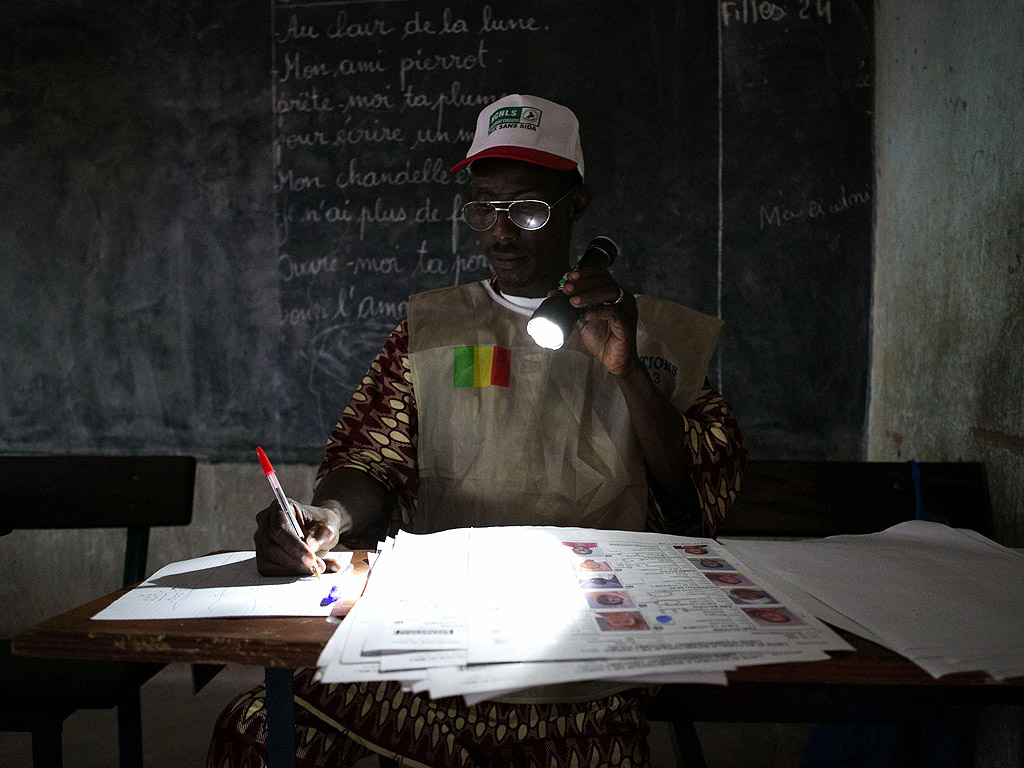 Наблюдател на изборите в Мали сверява броя на гласувалите с броя на бюлетините след втория тур на президентските избори в страната, които бяха спечелени от бившия премиер Ибрахим Бубакар Кейта.