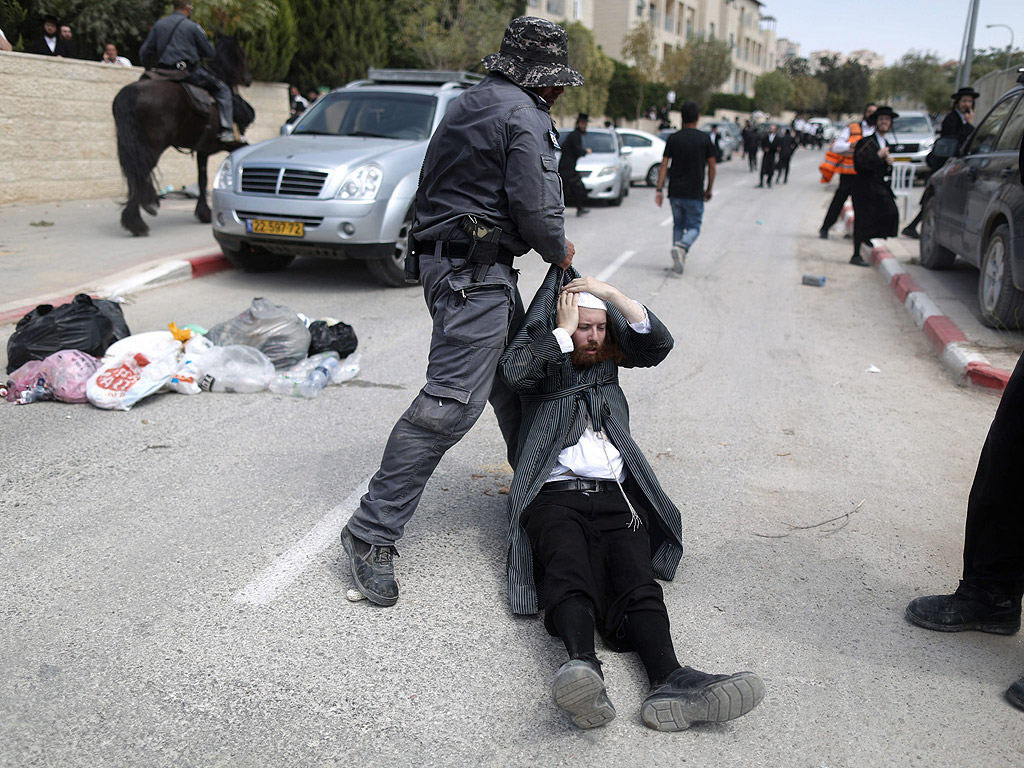 Гранична полиция арестува ултраортодоксален евреин по време на протест срещу застрояването на парцел, за който протестиращите смятат, че се намира върху древни гробища.