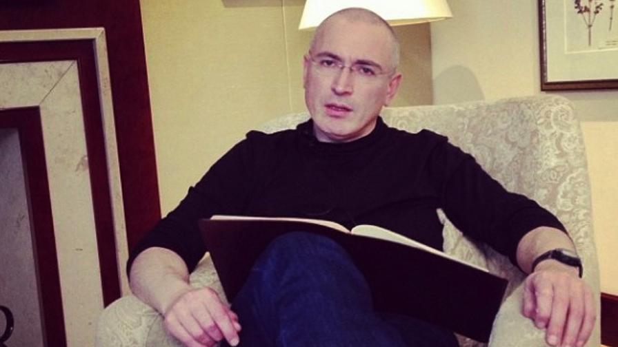 Михаил Ходорковски в хотелската си стая в Берлин