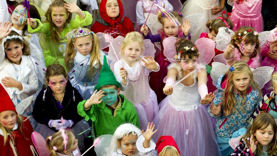 Деца, облечени като елфи, празнуват деня на елфите в увеселителен парк в Нидерландия