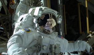 Астронавти ремонтираха успешно МКС