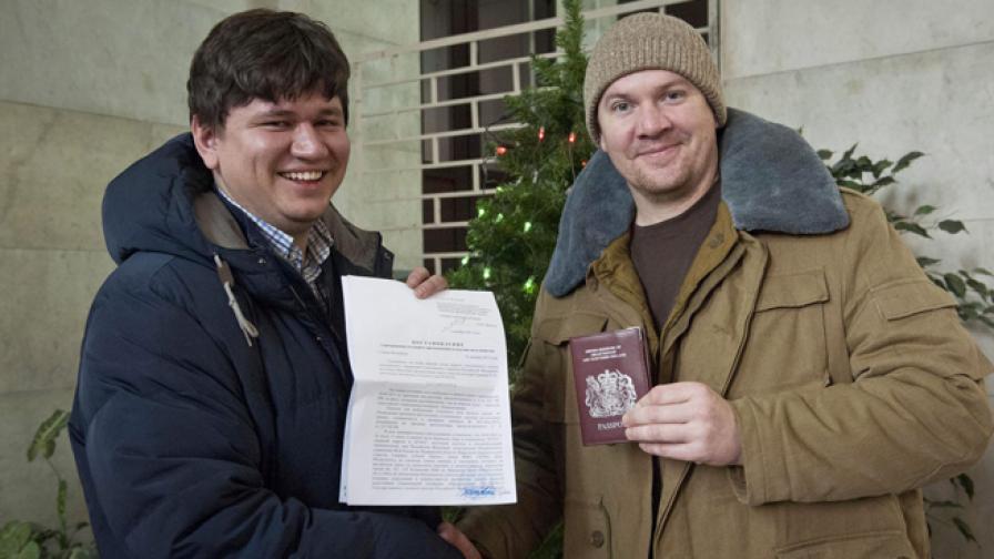 Британецът Антъни Перет (д), първият от активистите на "Грийнпийс" със свалено обвинение, кандидатства за виза за напускане на Русия