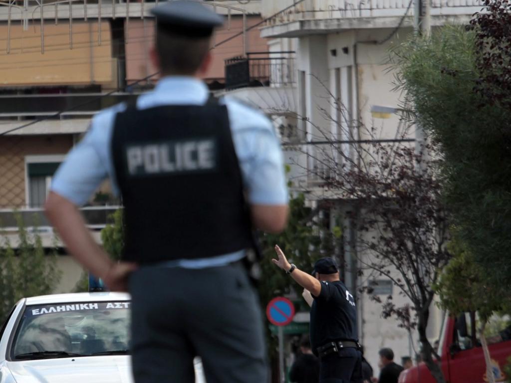 Полицията в Атина издирва човек застрелял мъж в северната част