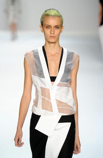 Тенденции пролет/лято 2012 - черно&бяло - снимка 68