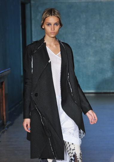 Тенденции пролет/лято 2012 - черно&бяло - снимка 2