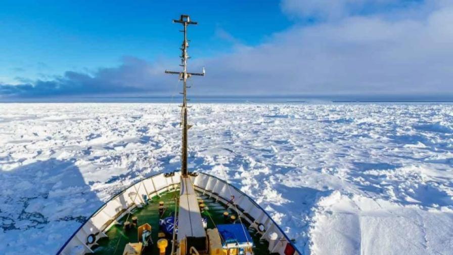 Учени вече седмица бедстват в ледовете на Антарктика
