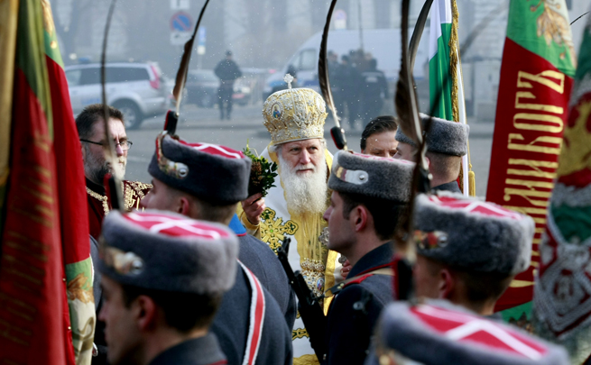 Патриархът освети бойните знамена