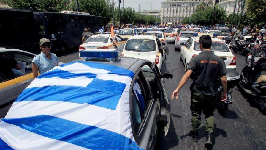 Хиляди гърци връщат регистрационни номера на автомобили