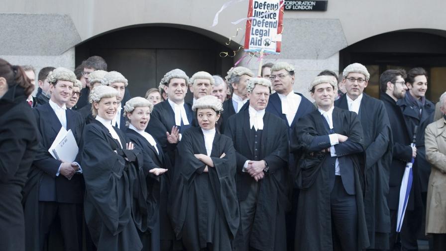 Адвокати с перуки на протест в Лондон
