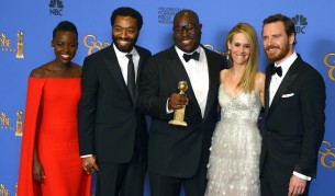 Стив Маккуин (в центъра) и актьори от "12 години в робство" се радват на наградата