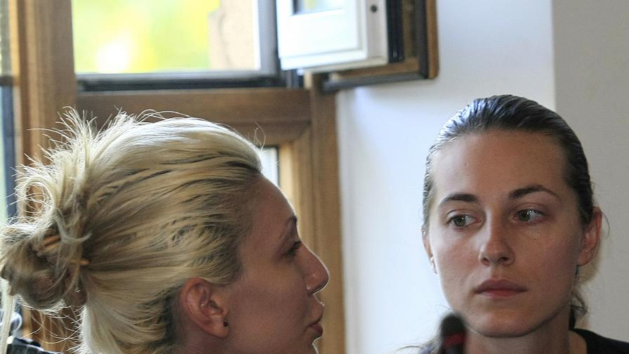 Миглена Александрова и Деница Гаджева по време на извънредна сесия на Столичния общински съвет за сигурността в София в края на юли 2013 г.
